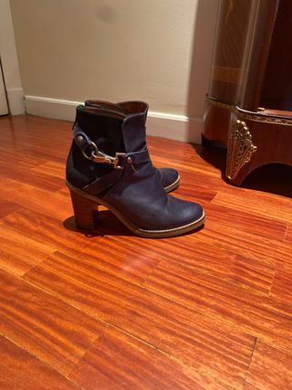 Botines piel azul marino. Gloria Ortiz de segunda mano por 25 EUR en A  Coruña en WALLAPOP