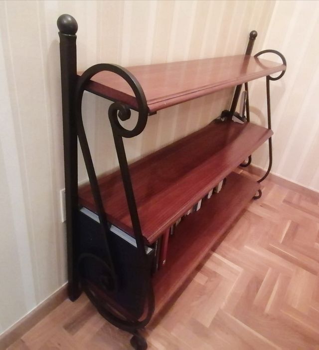 Estantería de madera y acero