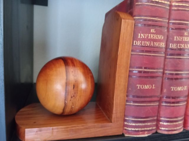 DOS AGUANTA LIBROS DE MADERA TROPICAL