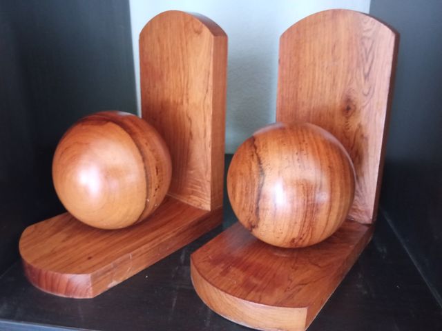 DOS AGUANTA LIBROS DE MADERA TROPICAL