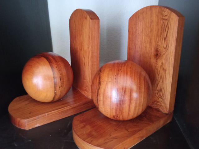 DOS AGUANTA LIBROS DE MADERA TROPICAL