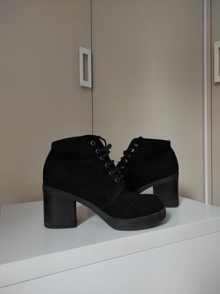 Botines negros con tacón de Lefties talla 39 de segunda mano por 8 EUR en  León en WALLAPOP