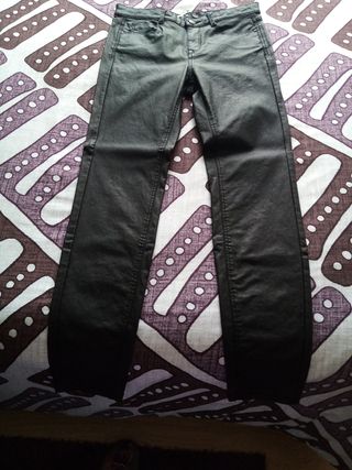 Pantalon encerado stradivarius de segunda mano por 10 EUR en Betoño en  WALLAPOP