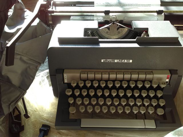 Máquina de escribir antigua Olivetti línea 98
