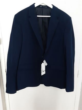 Chaqueta de traje azul marino ZARA de segunda mano por 40 EUR en Pamplona  en WALLAPOP