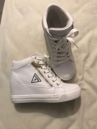 Zapatillas Guess talla 36 con cuña de segunda mano por 60 EUR en Molino de  La Hoz en WALLAPOP