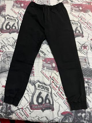 Pantalon jogger negro Bershka de segunda mano por 10 EUR en Santa Cruz de  Tenerife en WALLAPOP