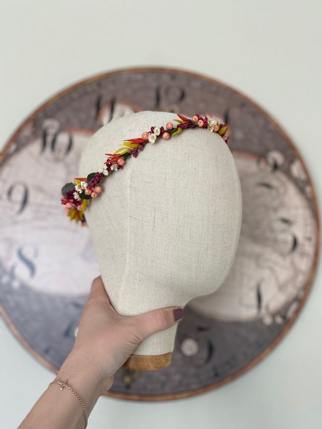 Corona de flores preservadas de colores