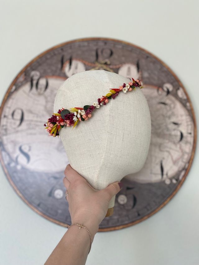 Corona de flores preservadas de colores