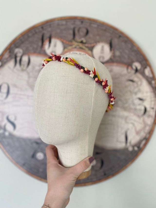 Corona de flores preservadas de colores