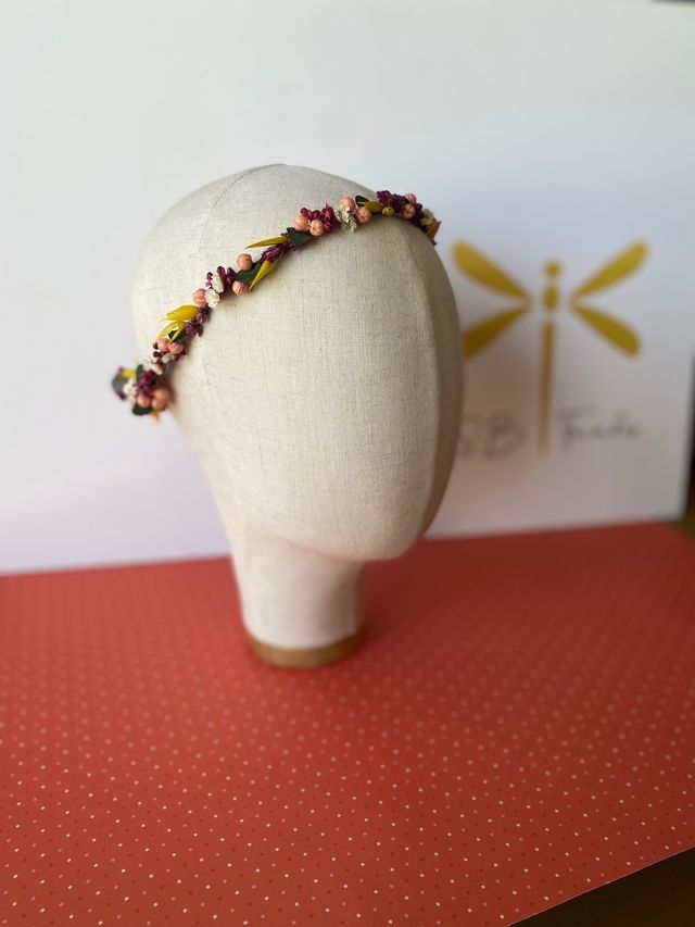 Corona de flores preservadas de colores