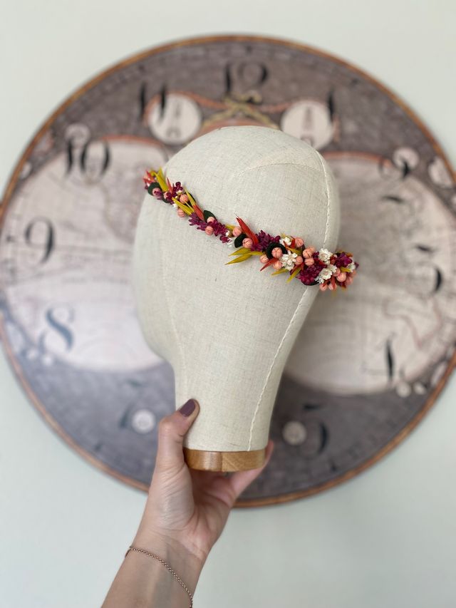 Corona de flores preservadas de colores