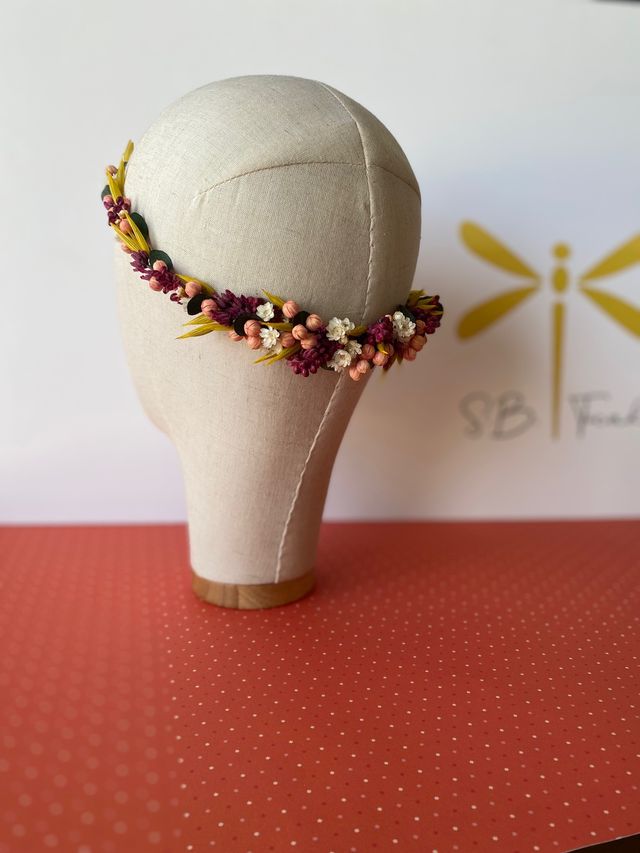 Corona de flores preservadas de colores