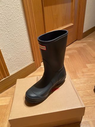 Botas Hunter Agua Bajas Azul Marino de segunda mano por 20 EUR en Pozuelo  de Alarcón en WALLAPOP
