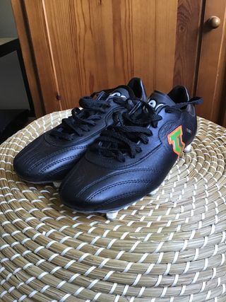 Botas de fútbol vintage con tacos metálicos de segunda mano por 42 EUR en A  Graña de A Coruña en WALLAPOP