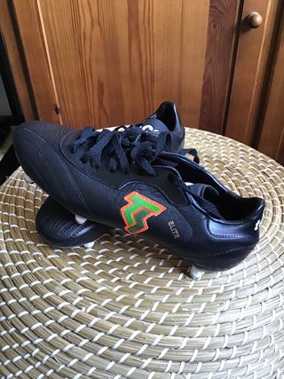Botas de fútbol vintage con tacos metálicos de segunda mano por 42 EUR en A  Graña de A Coruña en WALLAPOP