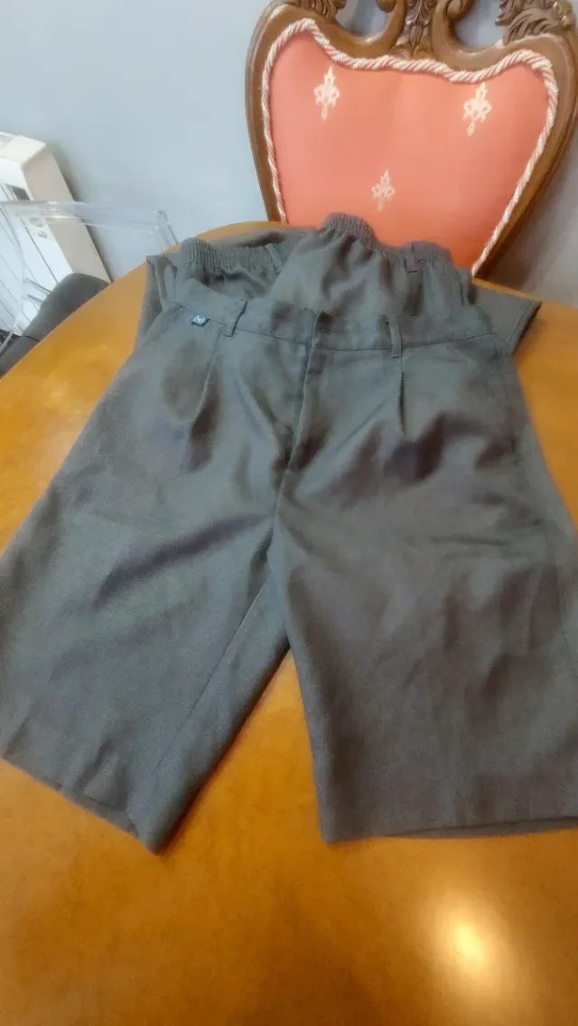 Pantalones chico uniforme. 2 largos y 1 corto.