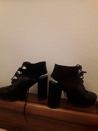 Botines de verano de piel negros, 35 de segunda mano por 8 EUR en Valencia  en WALLAPOP