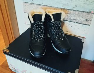 Botas negras con plataforma y borreguito interior. de segunda mano por 8  EUR en Tudela en WALLAPOP