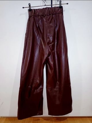 Pantalon cuero ancho de segunda mano por 10 EUR en Madrid en WALLAPOP