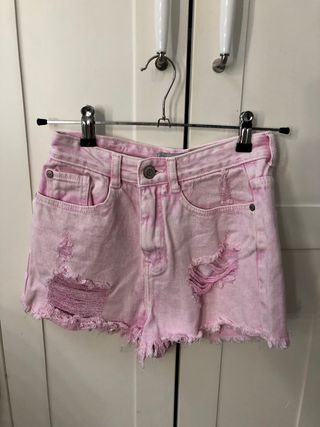 Short denim rosa roto de segunda mano por 3 EUR en Portugalete en WALLAPOP