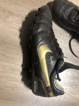 Bambas de futbol ronaldinho 10 de segunda mano por 30 EUR en Santa Coloma  de Gramenet en WALLAPOP