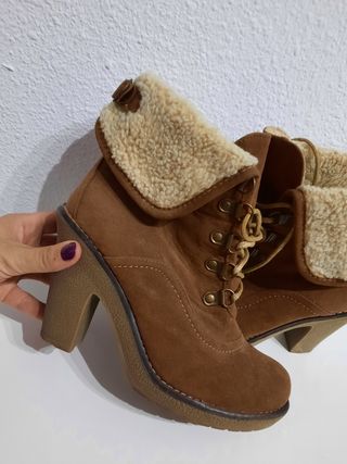 Botin suela goma 37 borrego de segunda mano por 5 EUR en Humanes de Madrid  en WALLAPOP