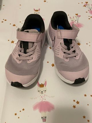 Zapatillas NIKE niñas, talla 30 de segunda mano por 4 EUR en Villacienzo en  WALLAPOP