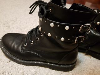 Botas negras Lefties número 36 con perlas de segunda mano por 9 EUR en Brea  A en WALLAPOP
