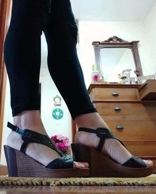 Sandalia piel negra tacón cuña talla 40 de segunda mano por 18 EUR en  Galdakao en WALLAPOP