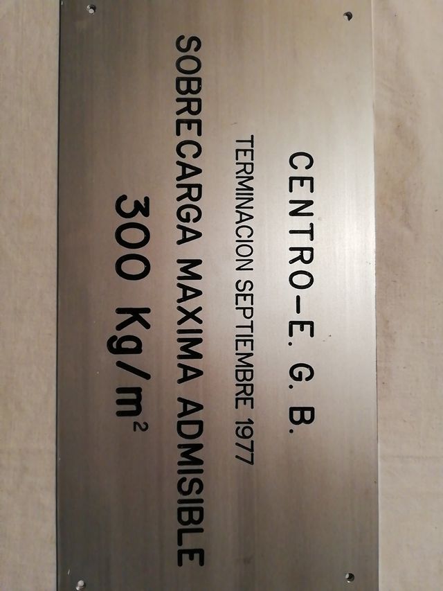 Antigua placa aviso de sobrecarga.