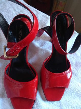 Sandalias rojas de segunda mano por 10 EUR en Churriana en WALLAPOP