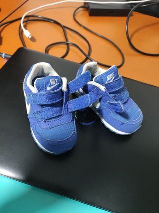Zapatillas Nike de bebé talla 21 de segunda mano por 5 EUR en Alicante en  WALLAPOP