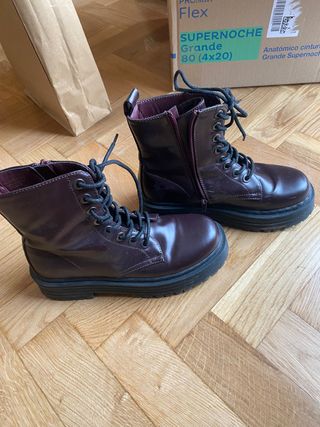 Botas granate plataforma de segunda mano por 10 EUR en Cabanillas del Campo  en WALLAPOP