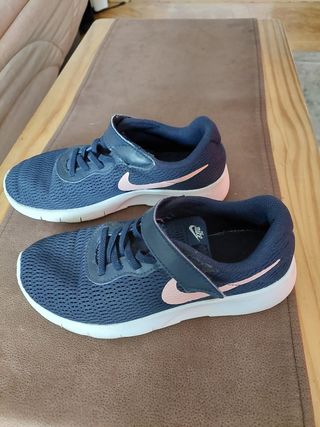 Zapatillas Nike talla 35 de segunda mano por 6 EUR en Santander en WALLAPOP