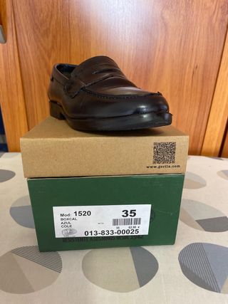 Zapato Escolar\\/Colegio Gorila Azul talla 35 de segunda mano por 35 EUR en  Zaragoza en WALLAPOP
