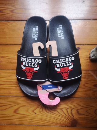 Chanclas Chicago Bulls de segunda mano por 10 EUR en Santiago de Compostela  en WALLAPOP