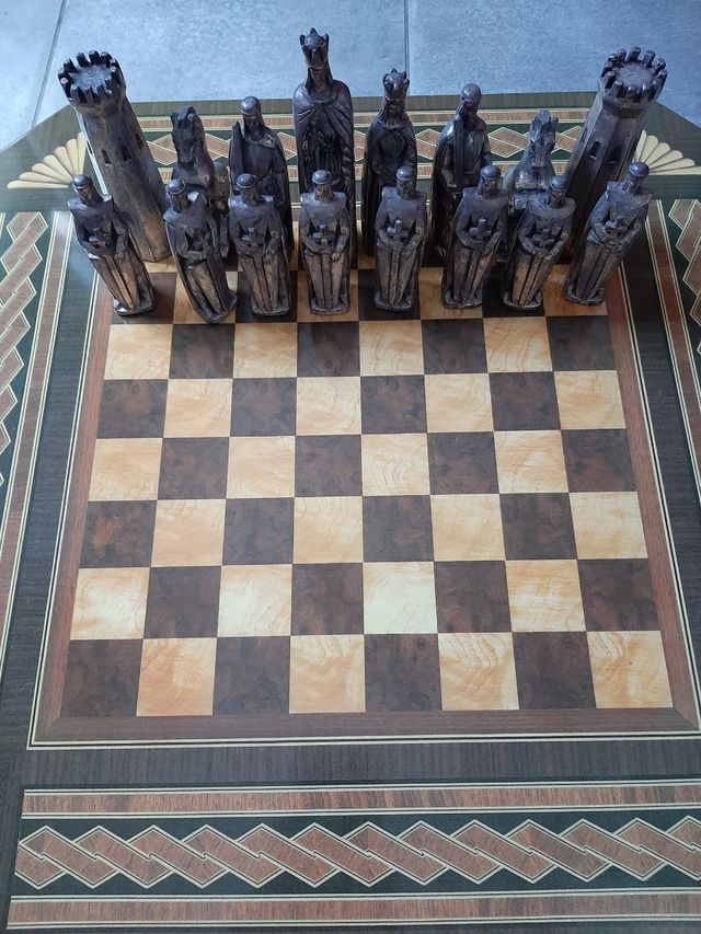 Tablero de ajedrez con.piezas de estaño