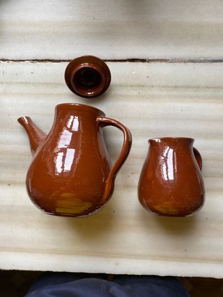 Cafetera de barro y jarra de leche de segunda mano por 10 EUR en León en  WALLAPOP