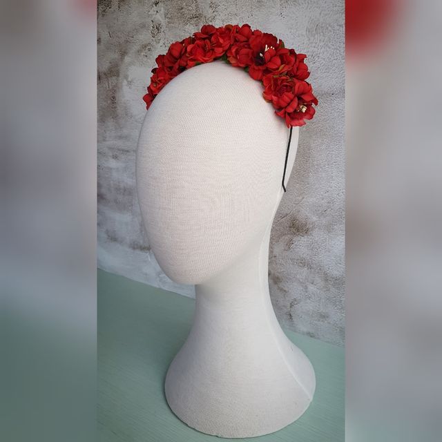 Corona de flores rojas