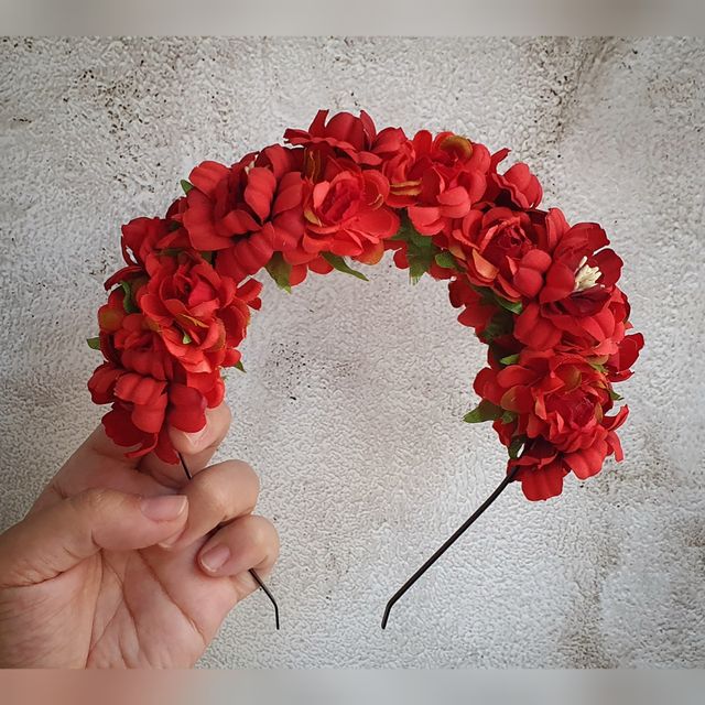 Corona de flores rojas