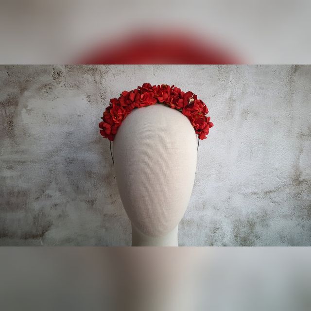 Corona de flores rojas