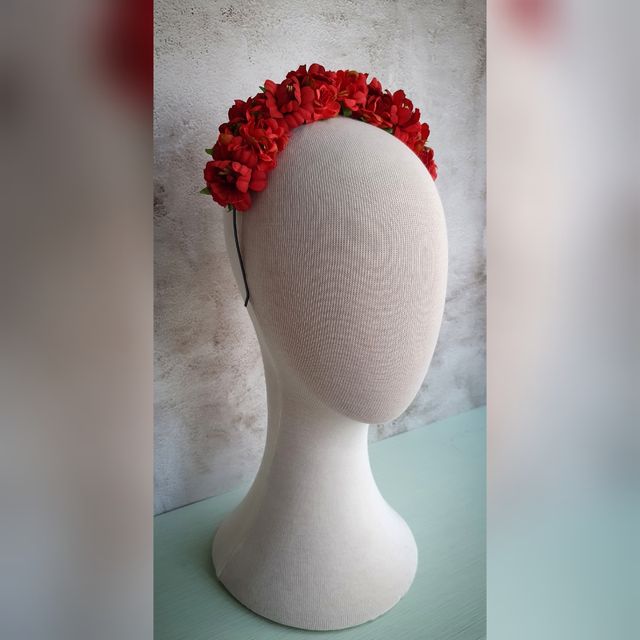 Corona de flores rojas