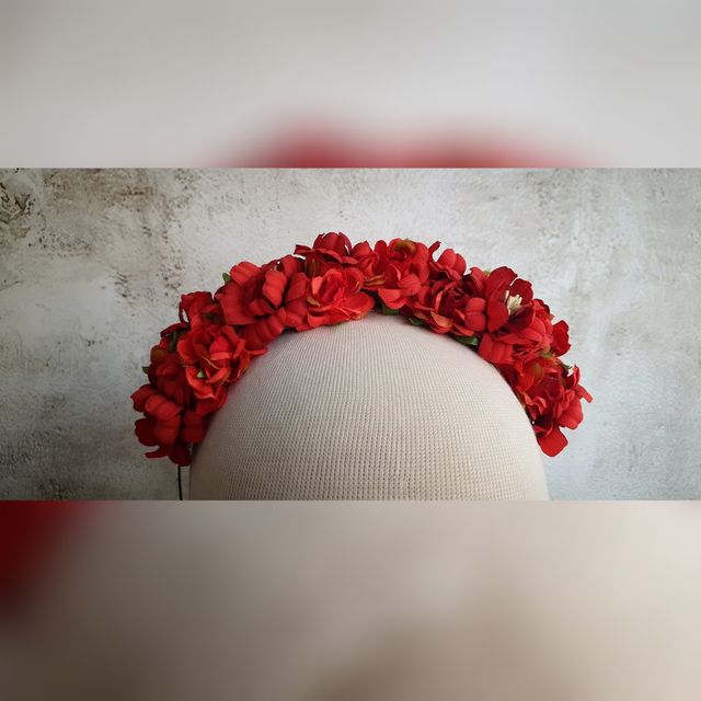 Corona de flores rojas