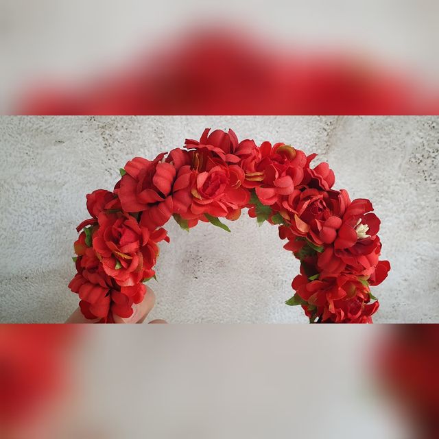 Corona de flores rojas