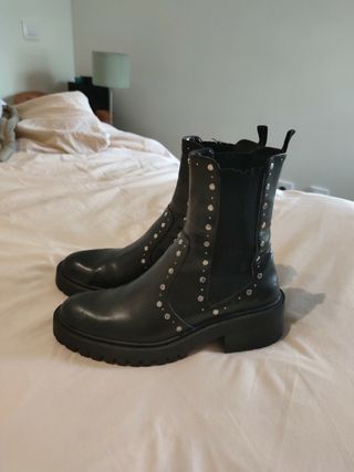 Botas tachuelas de segunda mano por 15 EUR en Pozuelo de Alarcón en WALLAPOP