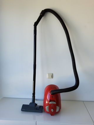 Aspirador compacto Solac Piccolo 1400w. de segunda mano por 30 EUR en A  Coruña en WALLAPOP