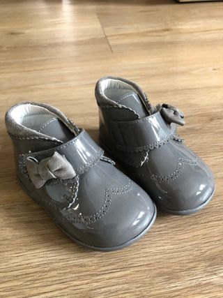 Zapatos Bebé (Talla 19) de segunda mano por 12 EUR en Madrid en WALLAPOP