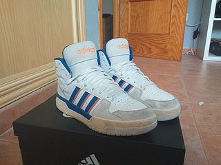 Zapatillas Adidas Baloncesto retro de segunda mano por 40 EUR en Yuncos en  WALLAPOP