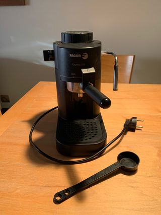 Cafetera de segunda mano por 7 EUR en Madrid en WALLAPOP